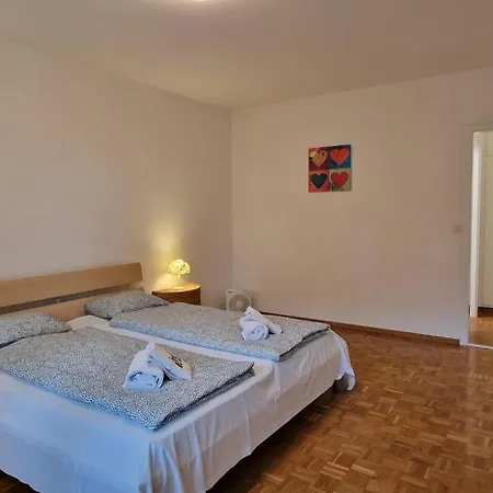 Lakeview Private Parking & Self Check-in Apartment